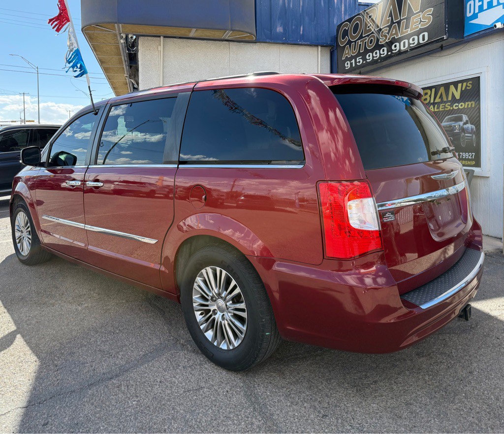 2013 Chrysler Town & Country Image 3