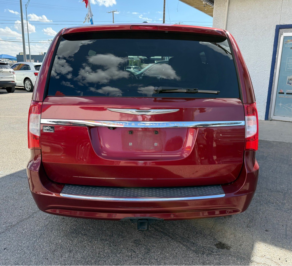 2013 Chrysler Town & Country Image 4