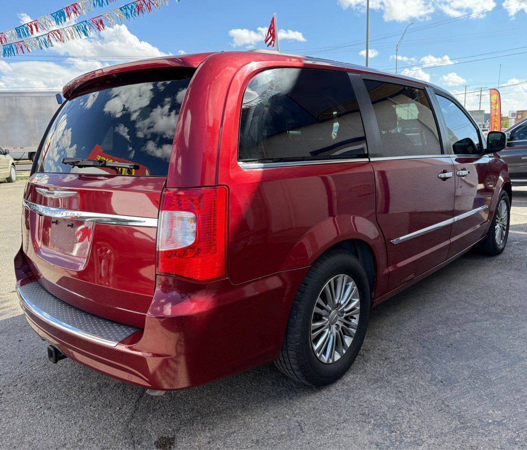 2013 Chrysler Town & Country Image 5