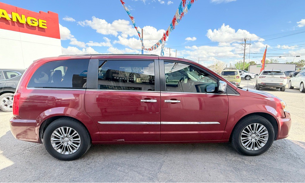 2013 Chrysler Town & Country Image 6