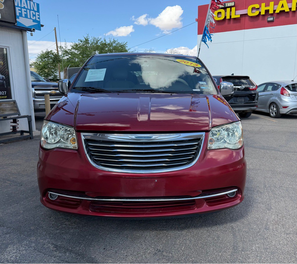2013 Chrysler Town & Country Image 8