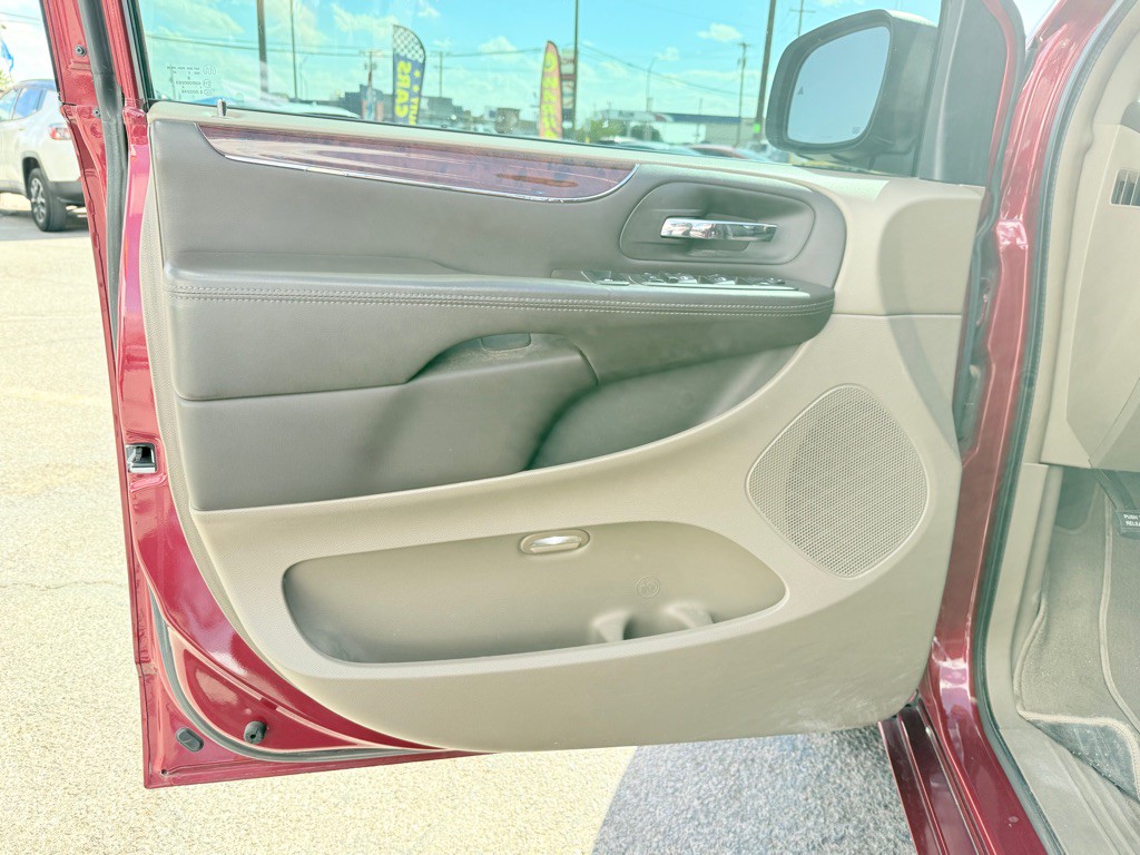 2013 Chrysler Town & Country Image 9