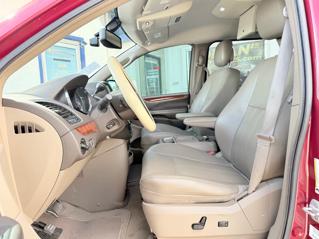 2013 Chrysler Town & Country Image 10