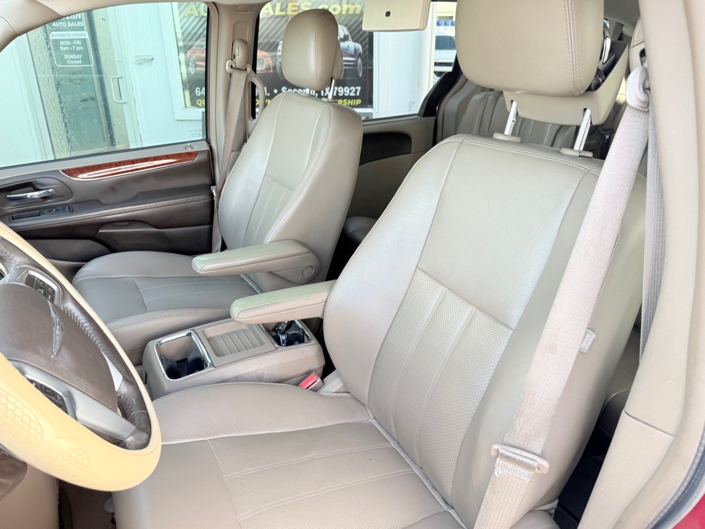 2013 Chrysler Town & Country Image 11