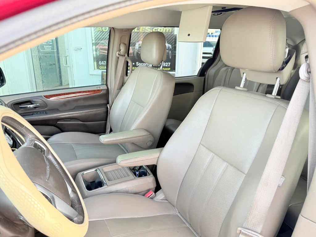 2013 Chrysler Town & Country Image 12