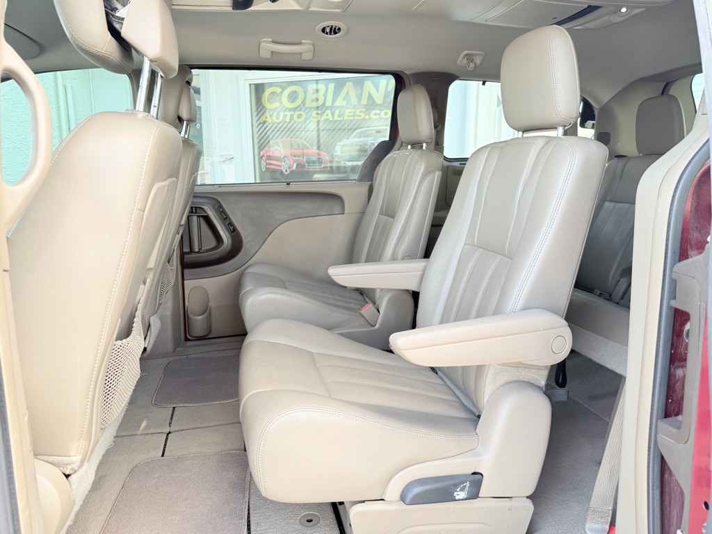 2013 Chrysler Town & Country Image 13