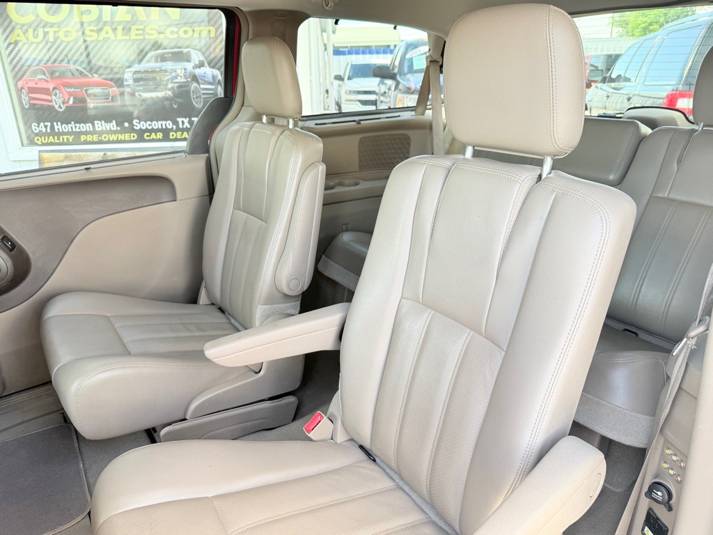 2013 Chrysler Town & Country Image 14
