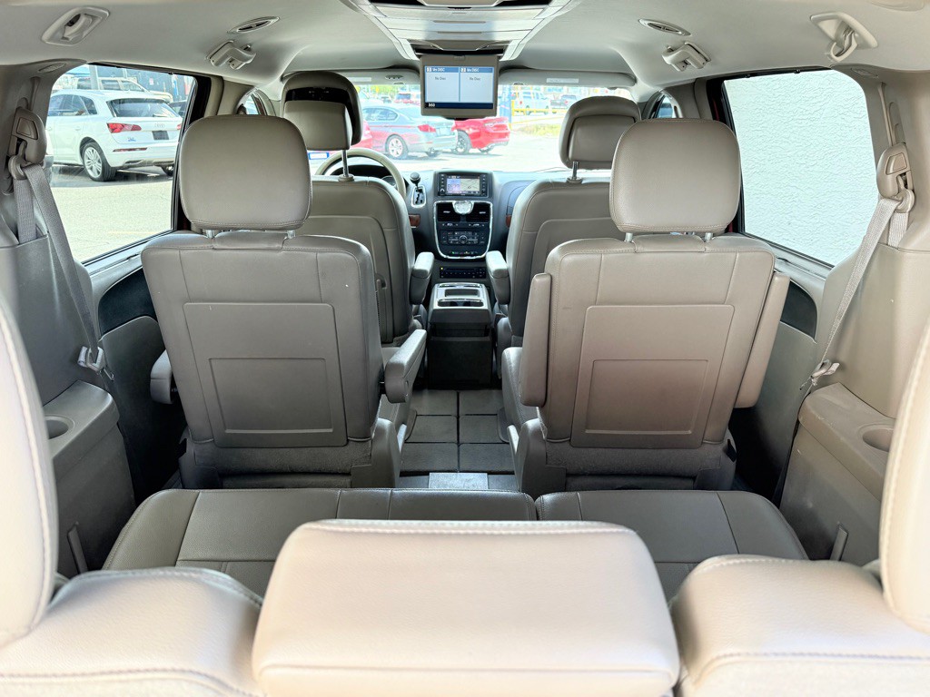 2013 Chrysler Town & Country Image 16