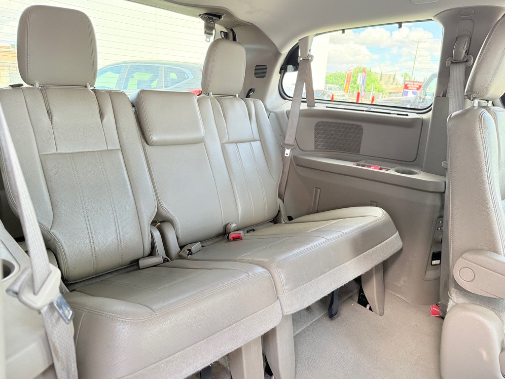 2013 Chrysler Town & Country Image 17