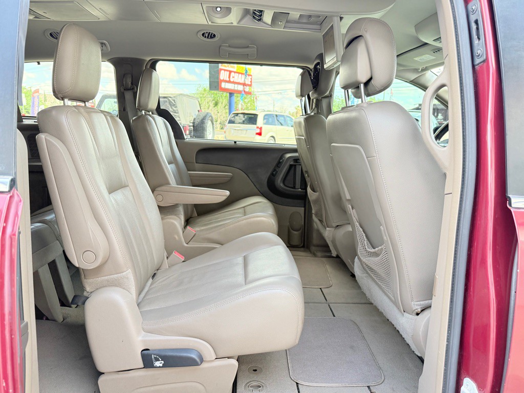2013 Chrysler Town & Country Image 18