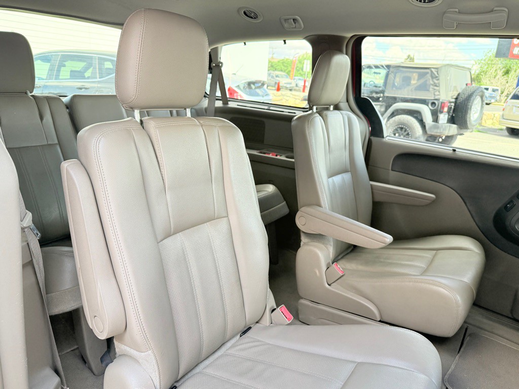 2013 Chrysler Town & Country Image 19