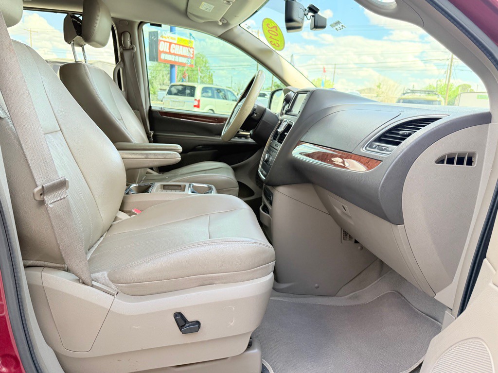 2013 Chrysler Town & Country Image 21