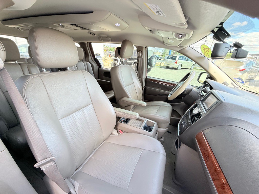 2013 Chrysler Town & Country Image 22