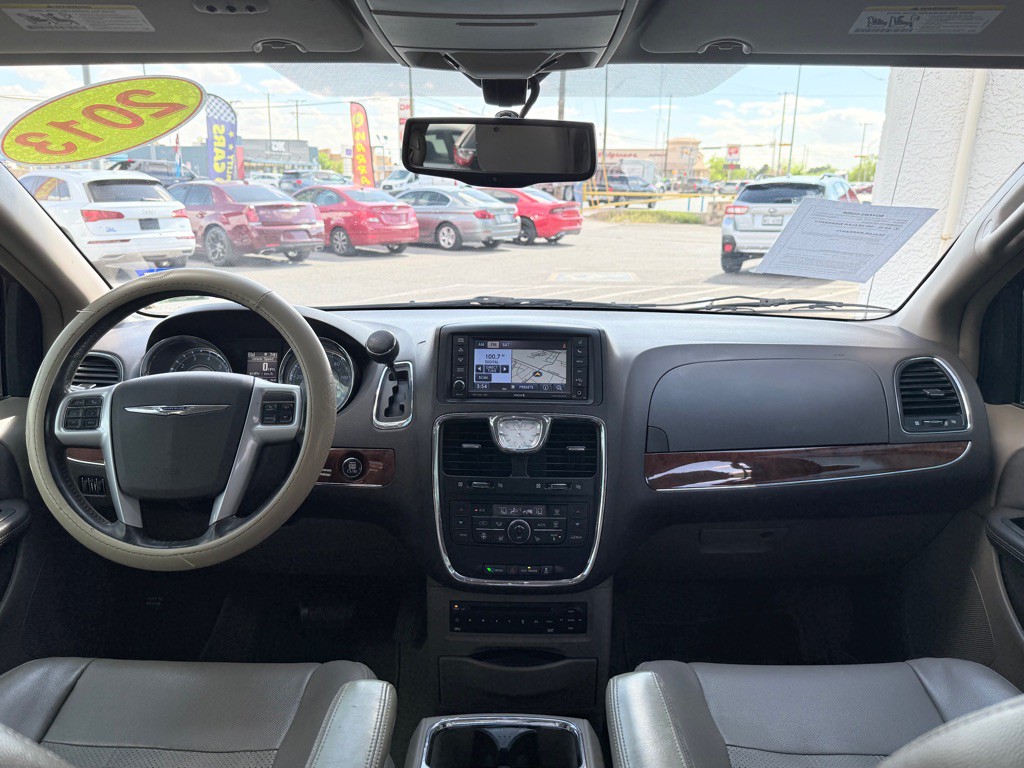 2013 Chrysler Town & Country Image 23