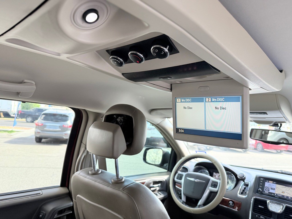 2013 Chrysler Town & Country Image 24