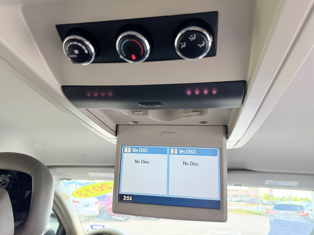 2013 Chrysler Town & Country Image 25