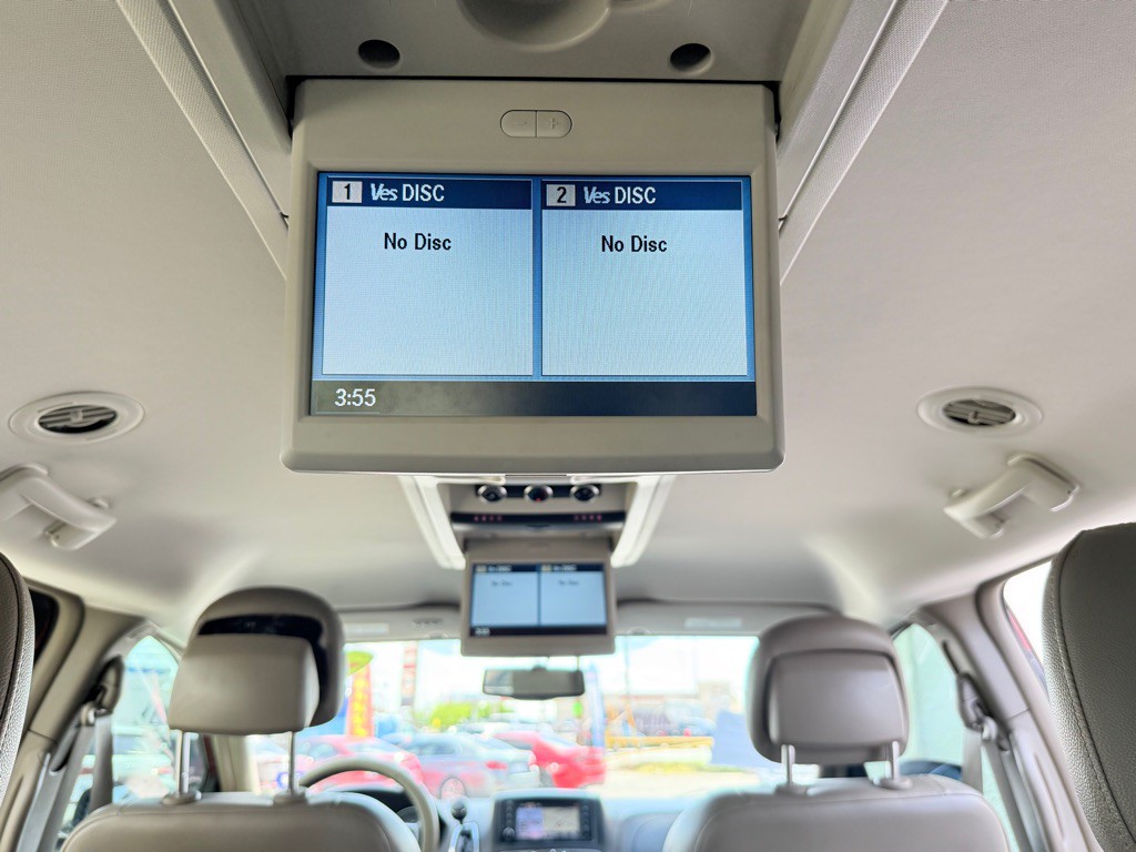 2013 Chrysler Town & Country Image 26