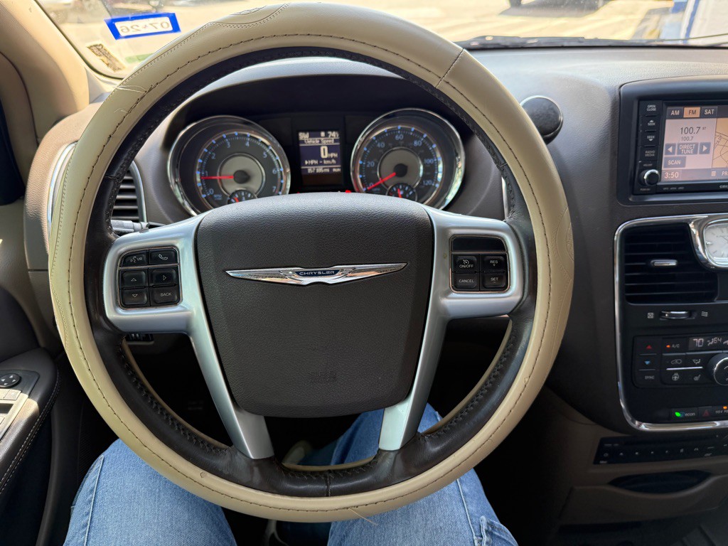 2013 Chrysler Town & Country Image 27