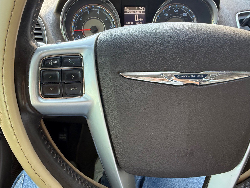 2013 Chrysler Town & Country Image 28