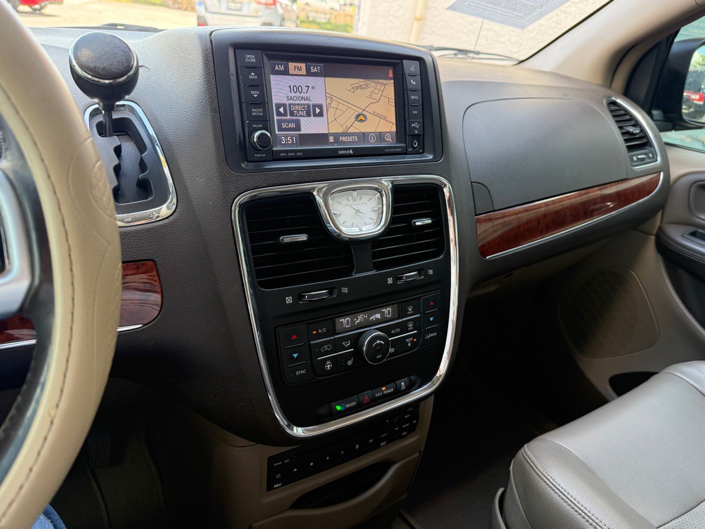 2013 Chrysler Town & Country Image 30