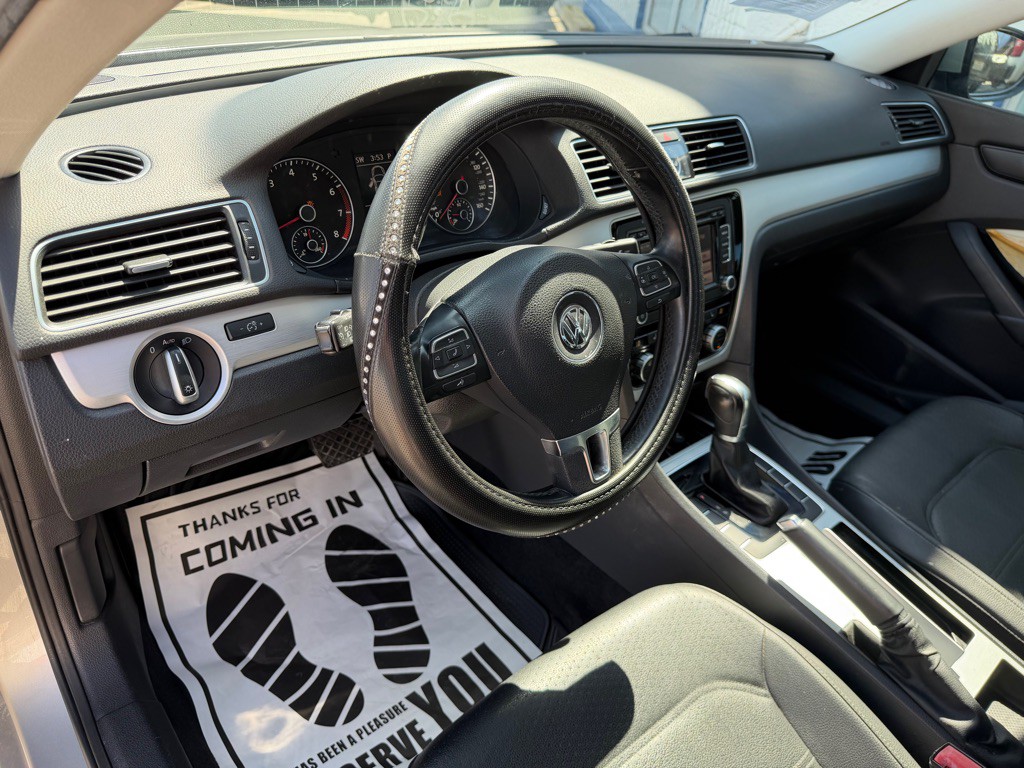2012 Volkswagen Passat Image 16