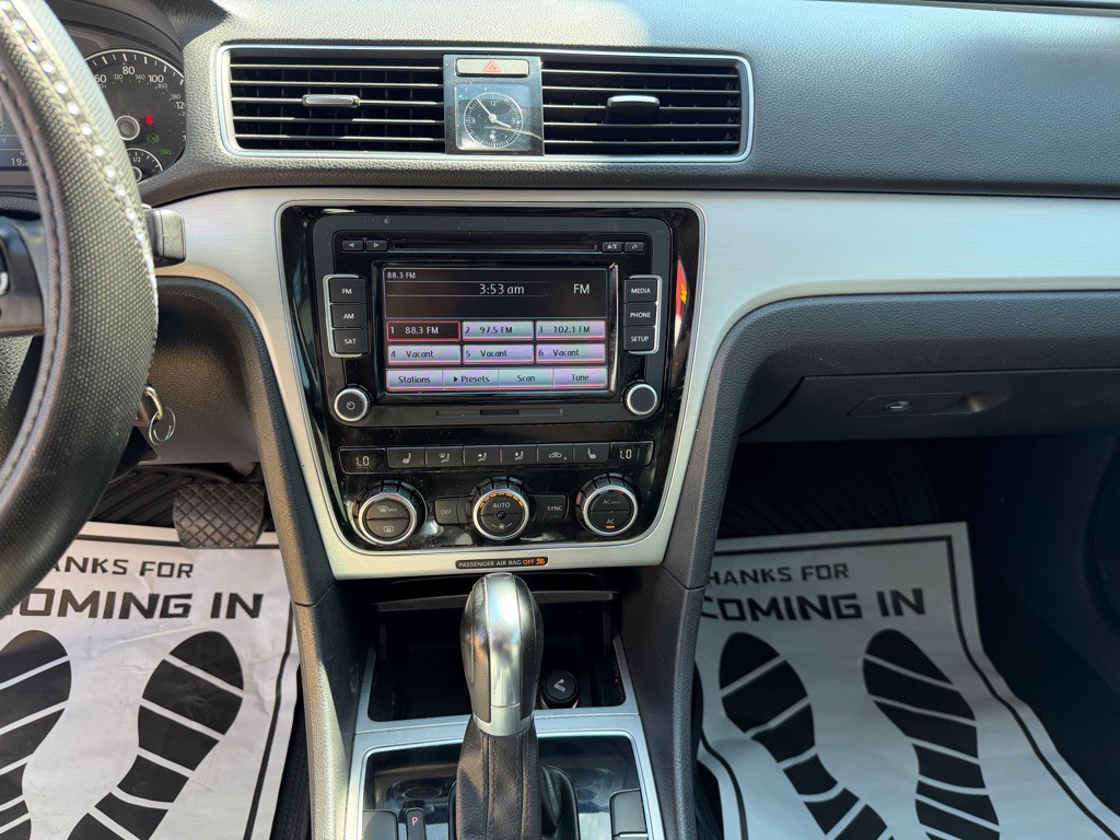 2012 Volkswagen Passat Image 20
