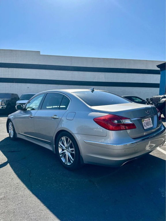 2012 Hyundai Genesis Image 2