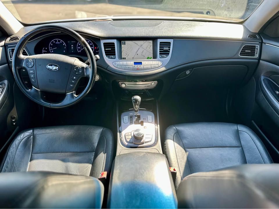 2012 Hyundai Genesis Image 17
