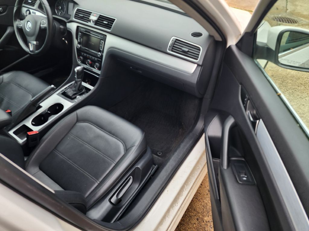 2013 Volkswagen Passat Image 9
