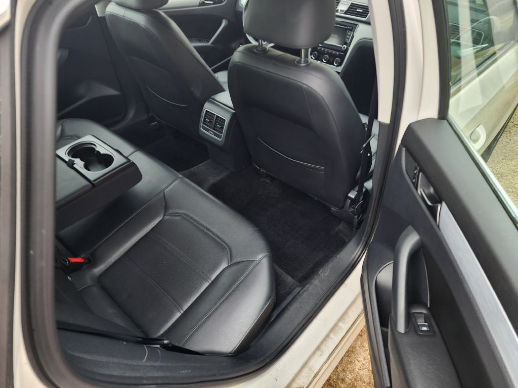 2013 Volkswagen Passat Image 10