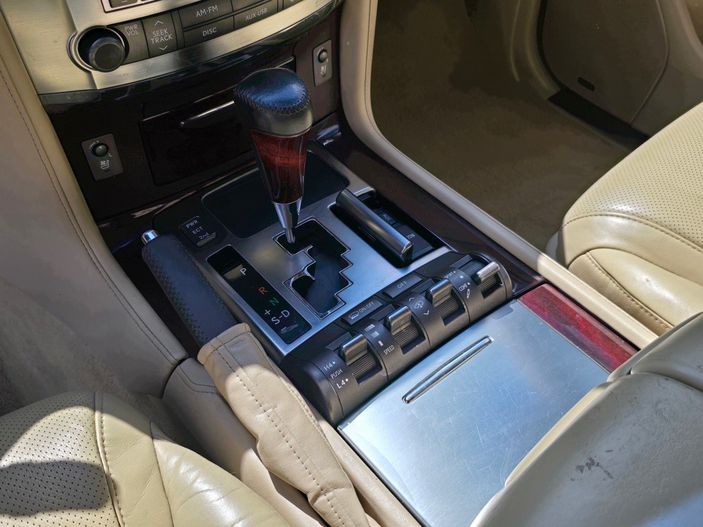 2011 Lexus LX 570 Image 12