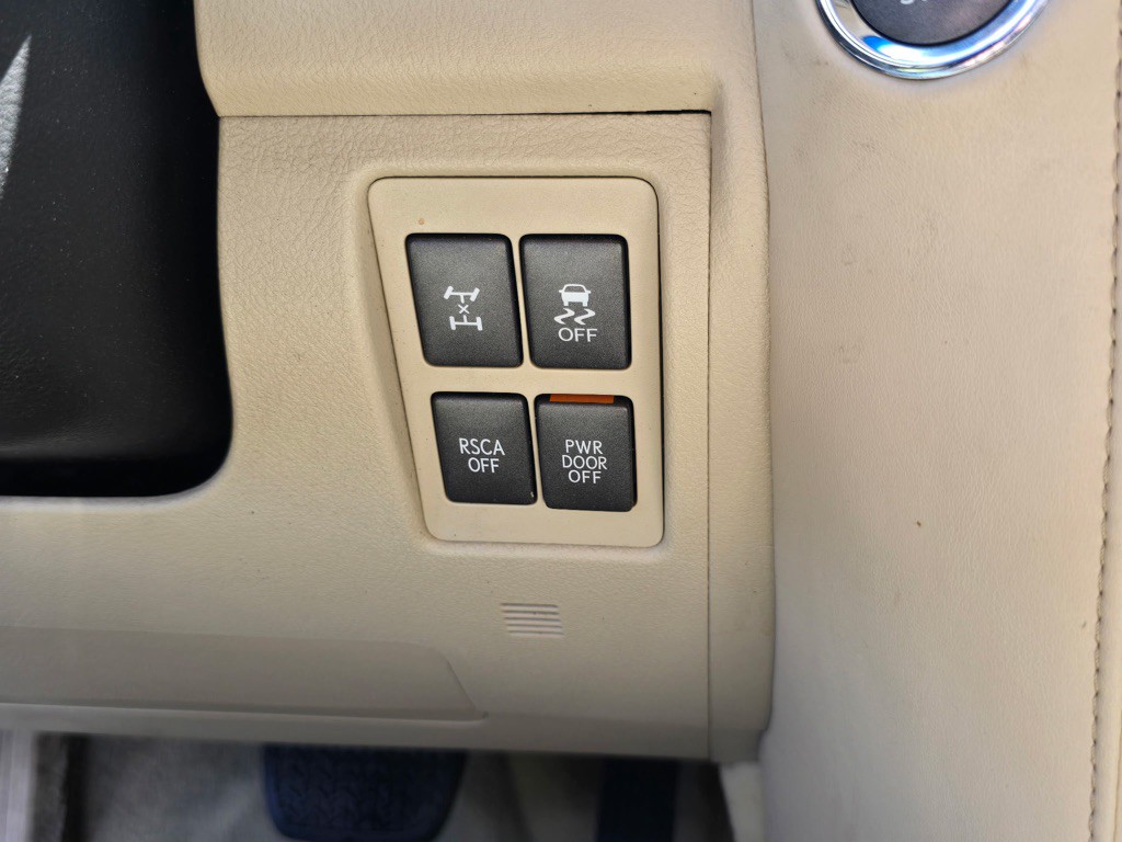 2011 Lexus LX 570 Image 13