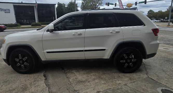 2011 Jeep Grand Cherokee Image 2