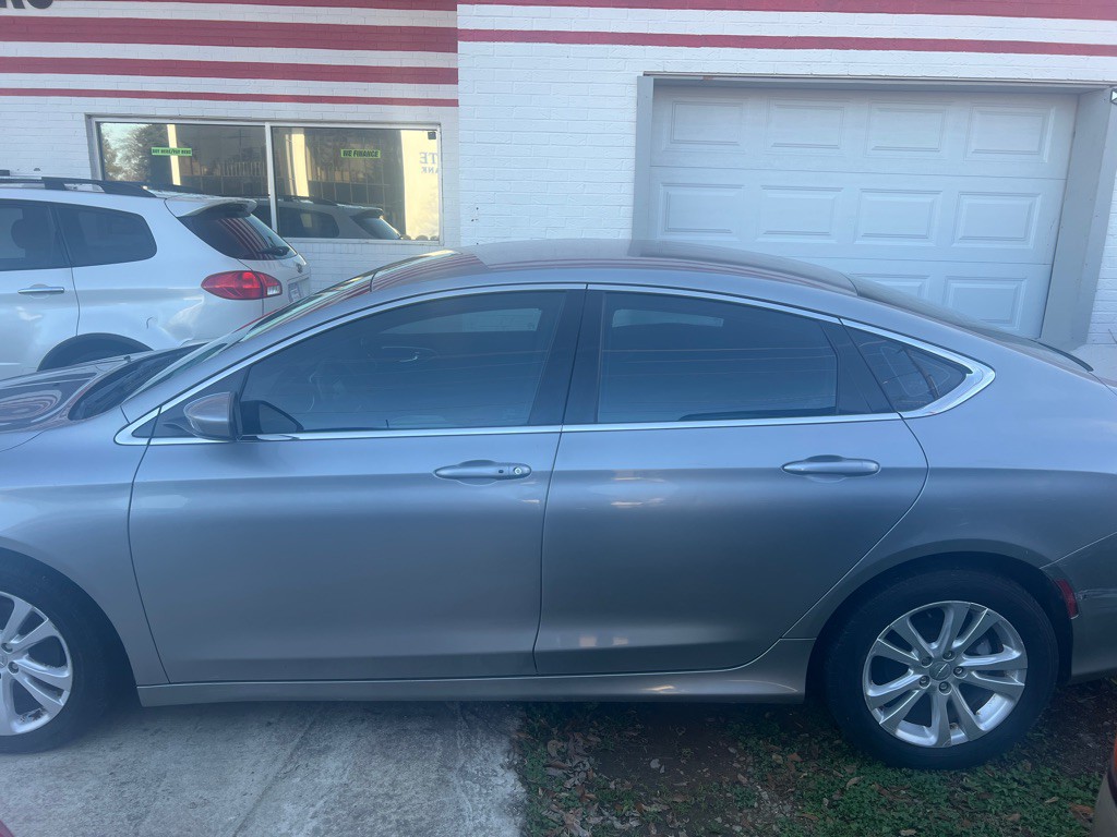 2015 Chrysler 200 Image 2