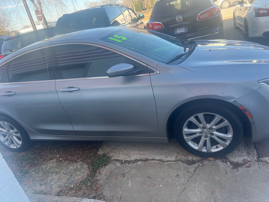 2015 Chrysler 200 Image 4