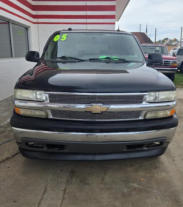 2005 Chevrolet Suburban Image 2