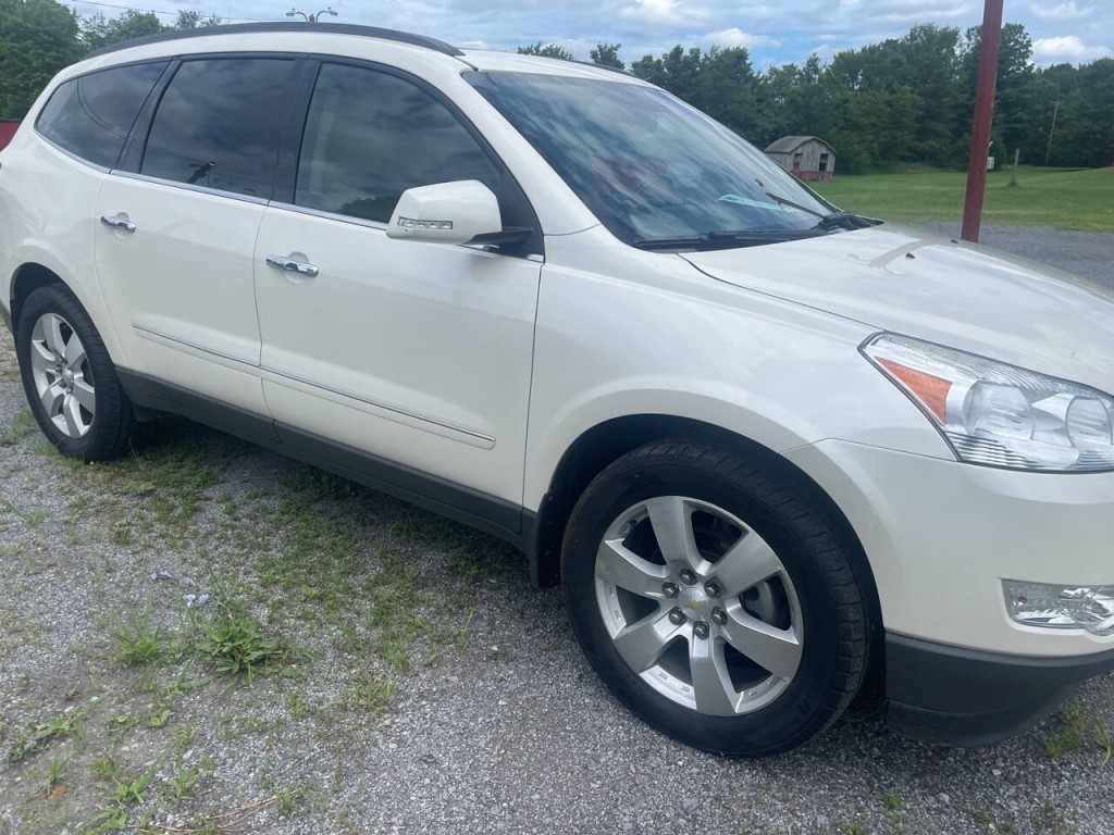 2011 Chevrolet Traverse Image 2