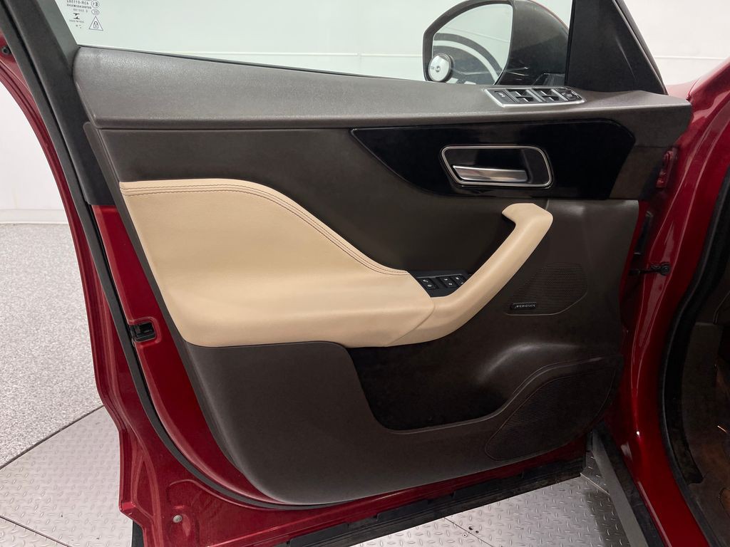 2019 Jaguar F-PACE Image 15