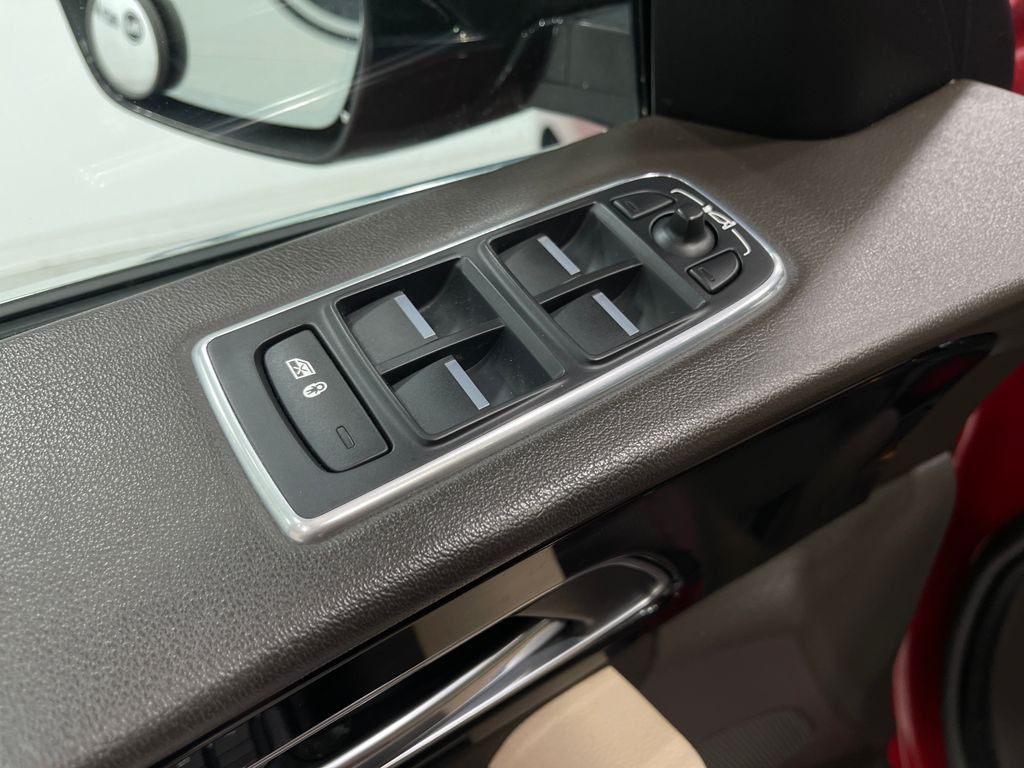 2019 Jaguar F-PACE Image 16