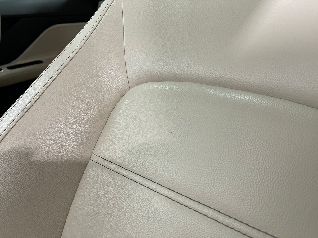 2019 Jaguar F-PACE Image 17