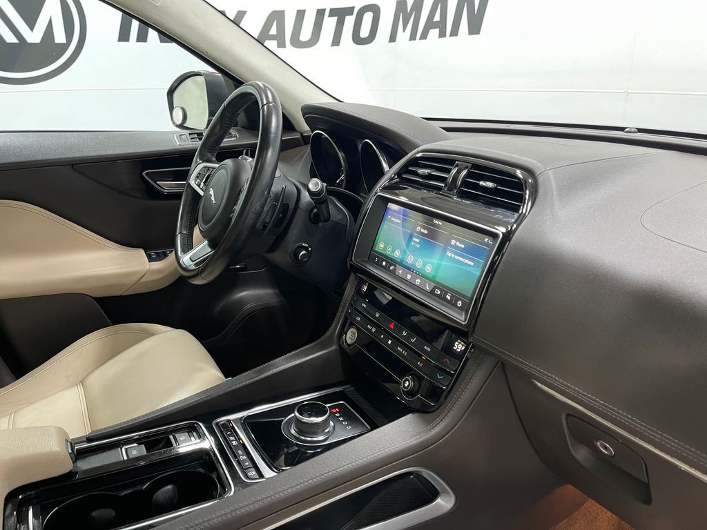 2019 Jaguar F-PACE Image 19