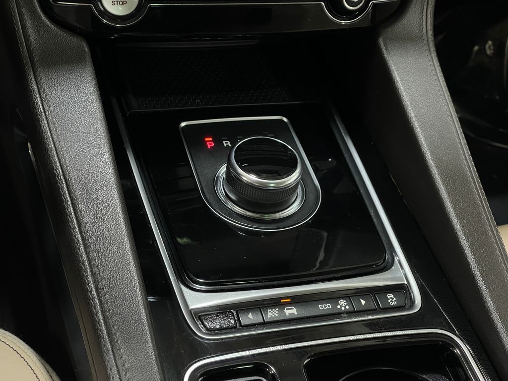 2019 Jaguar F-PACE Image 28