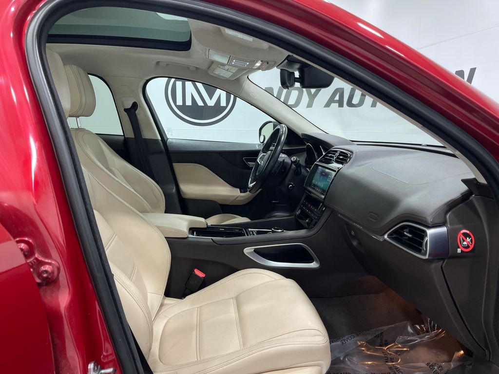 2019 Jaguar F-PACE Image 31