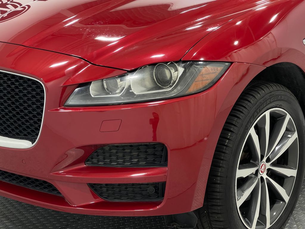 2019 Jaguar F-PACE Image 32