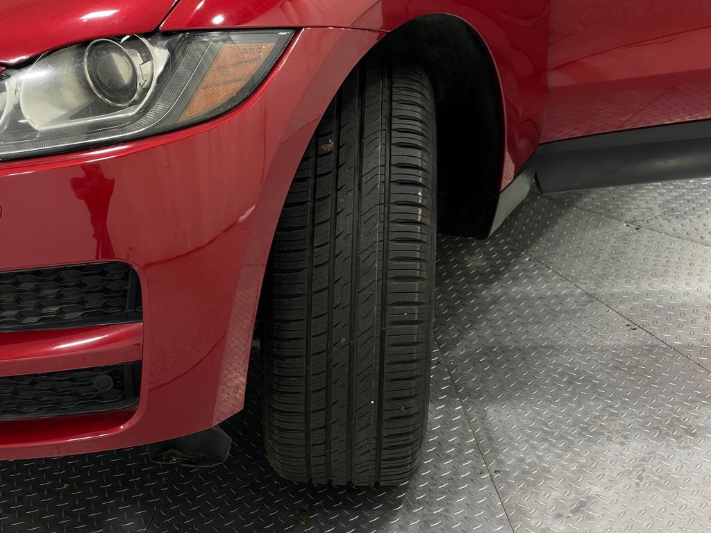 2019 Jaguar F-PACE Image 35
