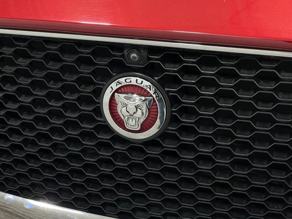 2019 Jaguar F-PACE Image 37