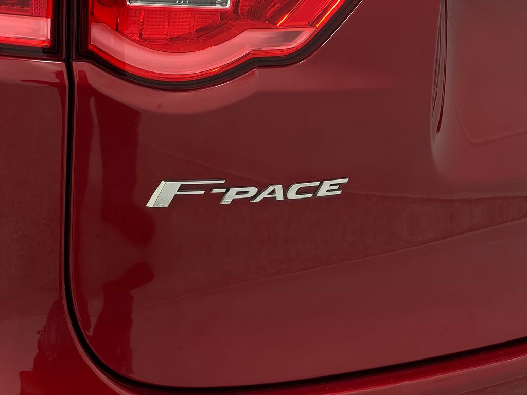 2019 Jaguar F-PACE Image 38
