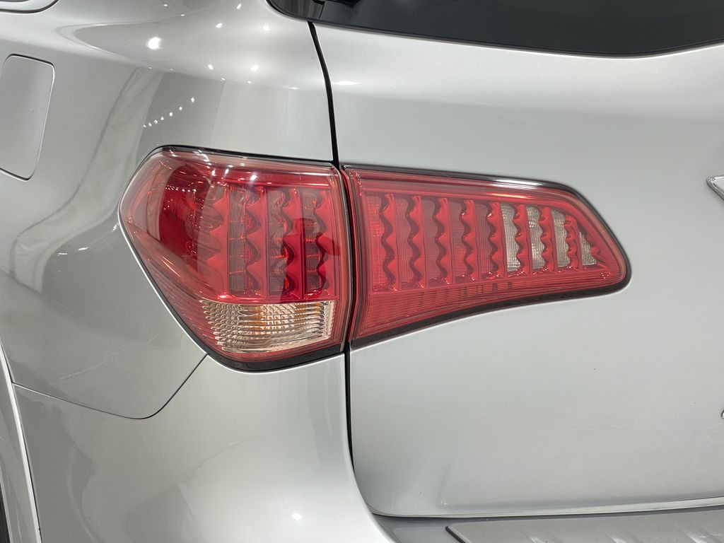 2017 INFINITI QX80 Image 34