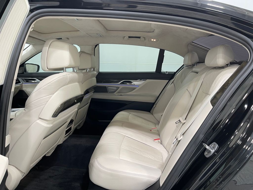 2018 BMW 7 Series Image 31