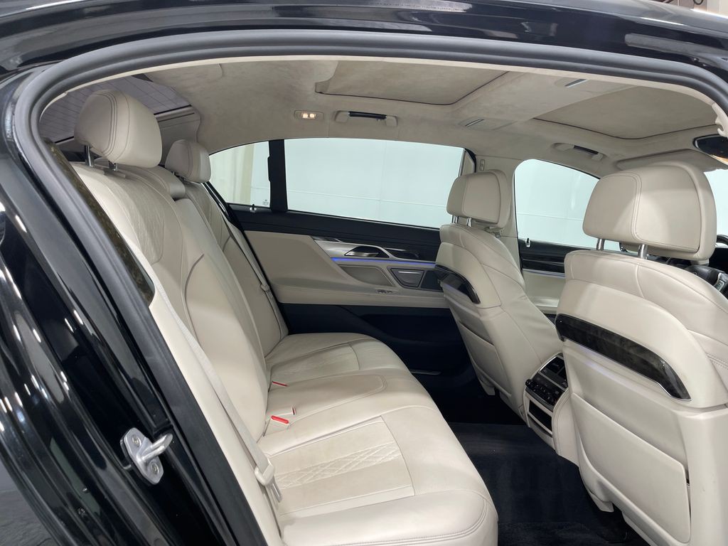 2018 BMW 7 Series Image 32